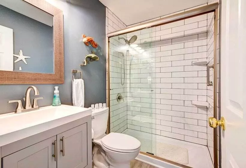 Walk To Ocean: Sunny Surfside Beach Home!