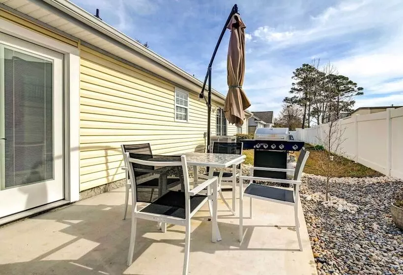Walk To Ocean: Sunny Surfside Beach Home!