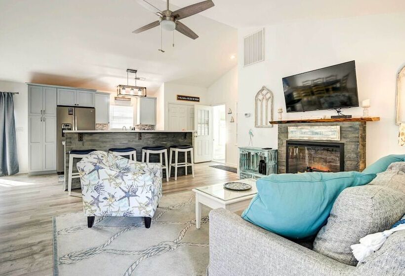 Walk To Ocean: Sunny Surfside Beach Home!