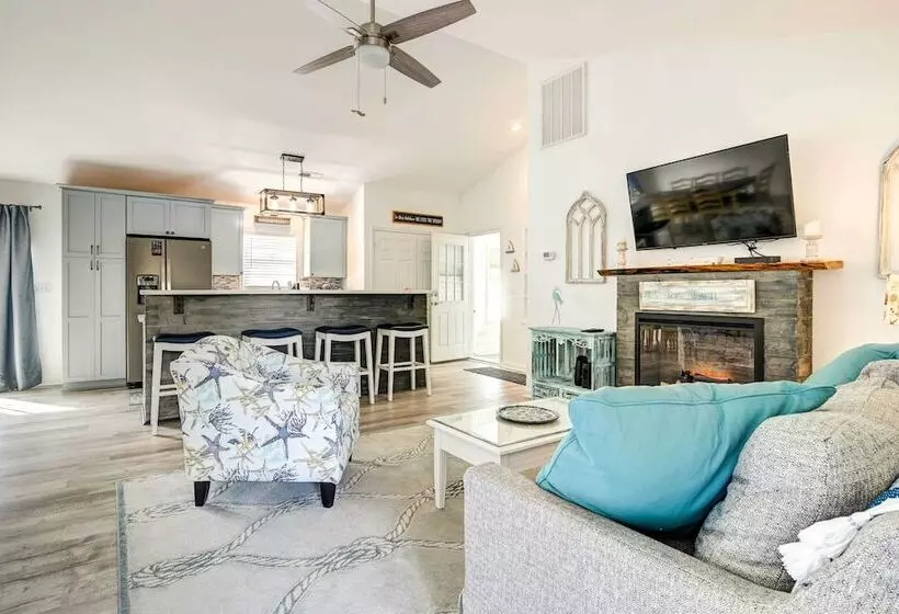 Walk To Ocean: Sunny Surfside Beach Home!