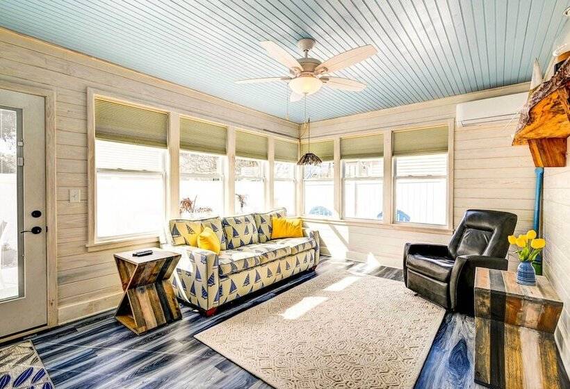 Walk To Ocean: Sunny Surfside Beach Home!