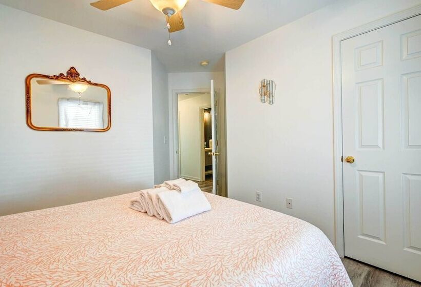 Walk To Ocean: Sunny Surfside Beach Home!