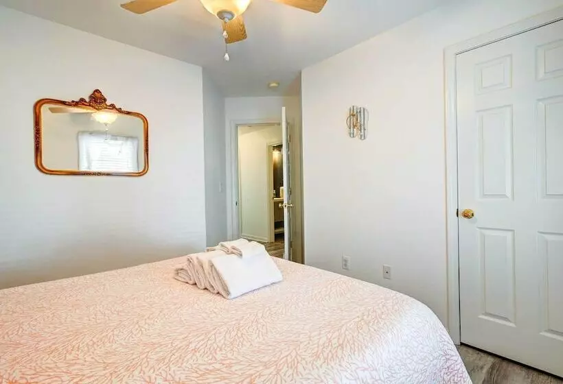 Walk To Ocean: Sunny Surfside Beach Home!