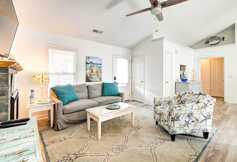 Walk To Ocean: Sunny Surfside Beach Home!