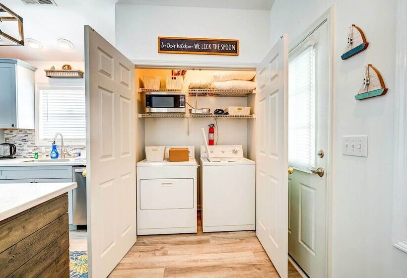 Walk To Ocean: Sunny Surfside Beach Home!