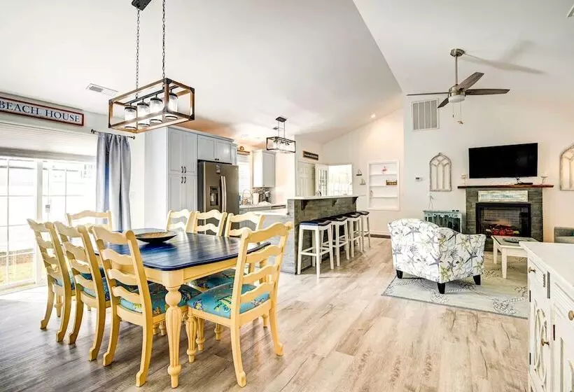 Walk To Ocean: Sunny Surfside Beach Home!