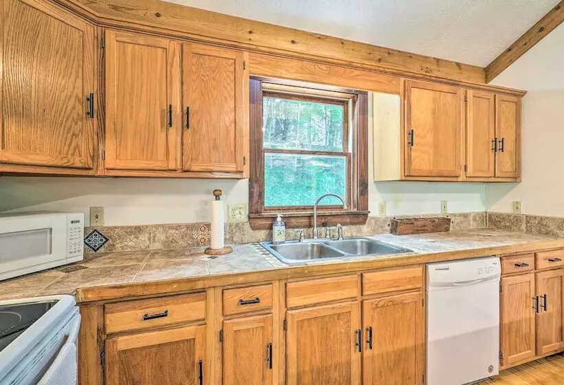 Boone Hideaway W/ Deck, Grill & Forest Views!