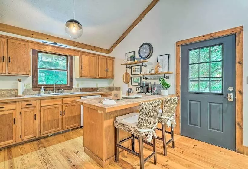 Boone Hideaway W/ Deck, Grill & Forest Views!