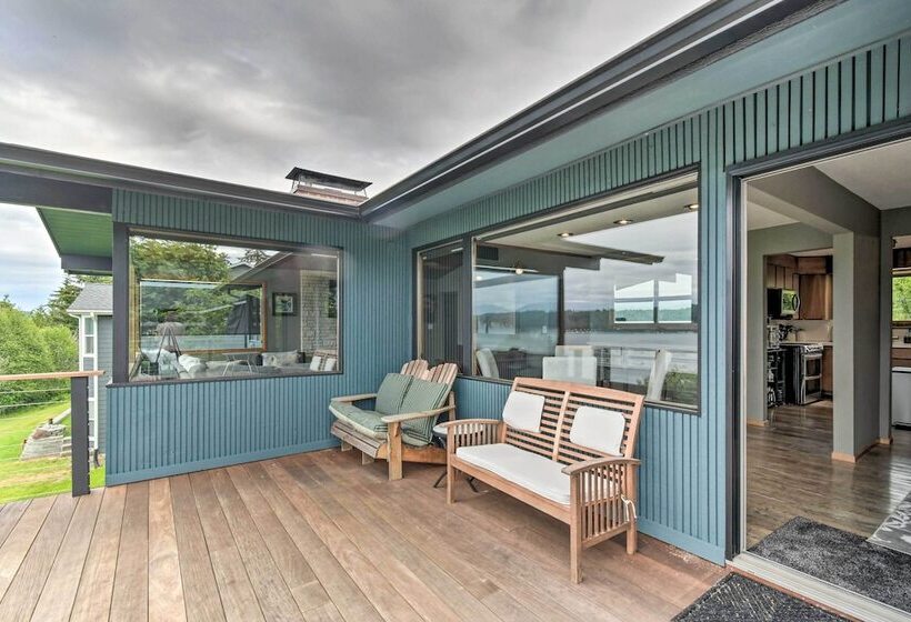 Bright & Airy Home W/ Sweeping View + Hot Tub