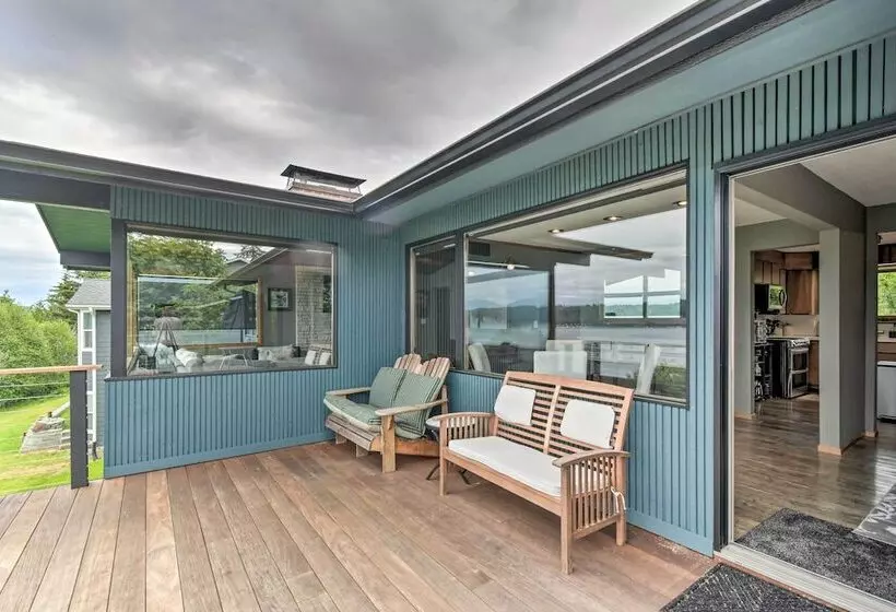 Bright & Airy Home W/ Sweeping View + Hot Tub