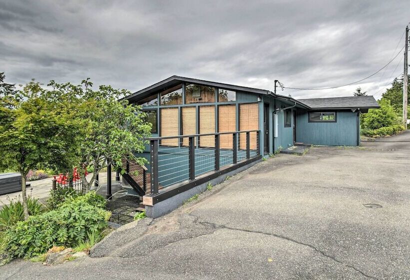 Bright & Airy Home W/ Sweeping View + Hot Tub