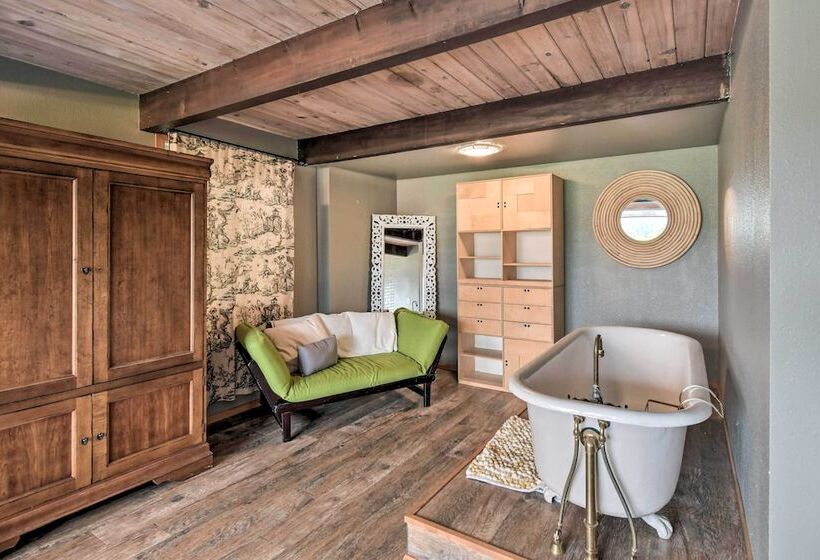 Bright & Airy Home W/ Sweeping View + Hot Tub