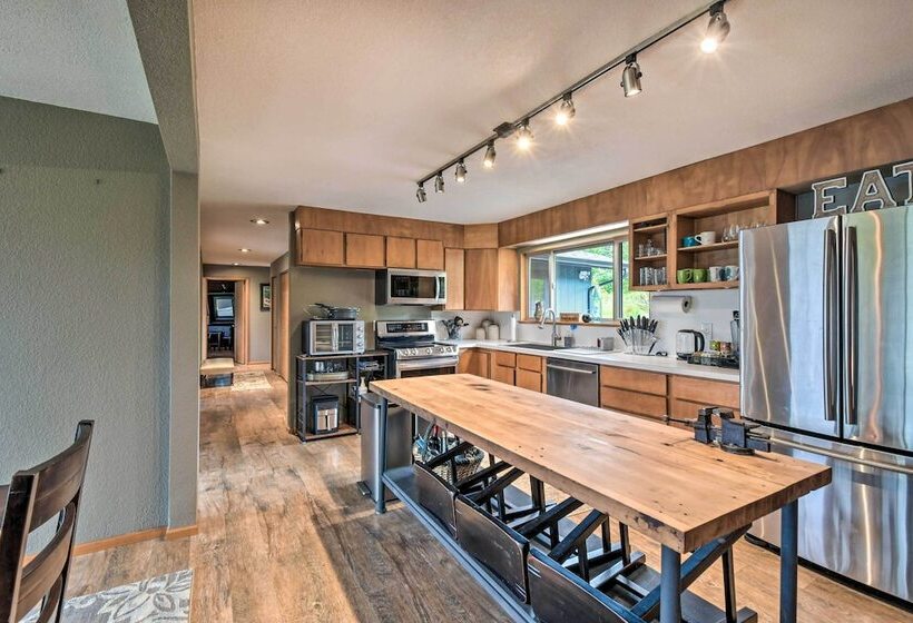 Bright & Airy Home W/ Sweeping View + Hot Tub