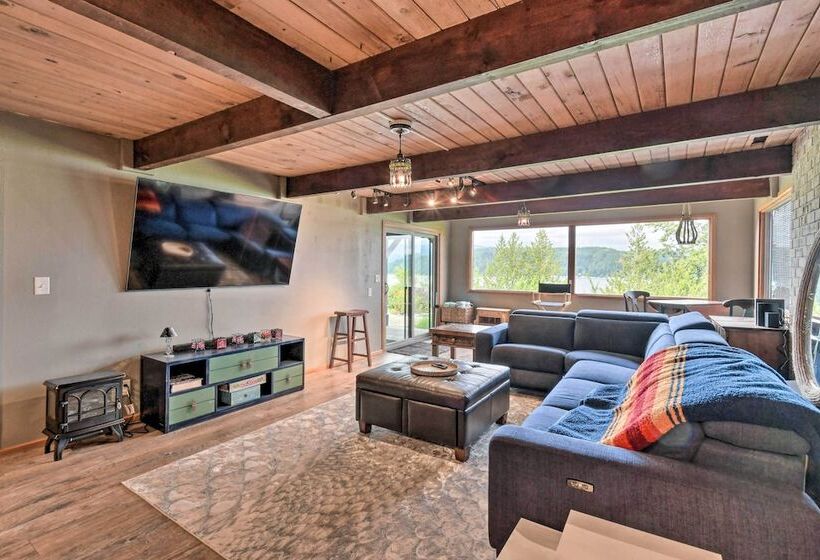 Bright & Airy Home W/ Sweeping View + Hot Tub