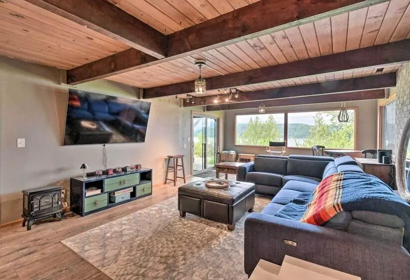 Bright & Airy Home W/ Sweeping View + Hot Tub