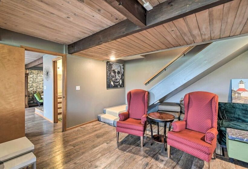 Bright & Airy Home W/ Sweeping View + Hot Tub