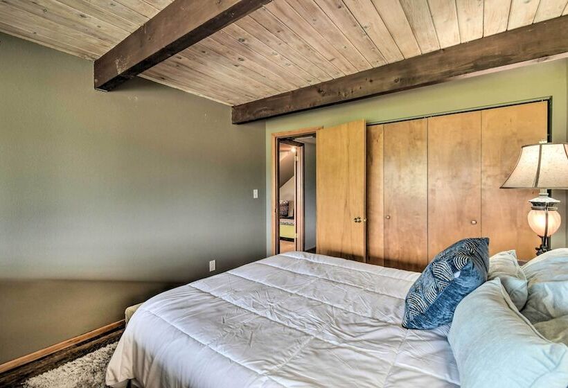 Bright & Airy Home W/ Sweeping View + Hot Tub