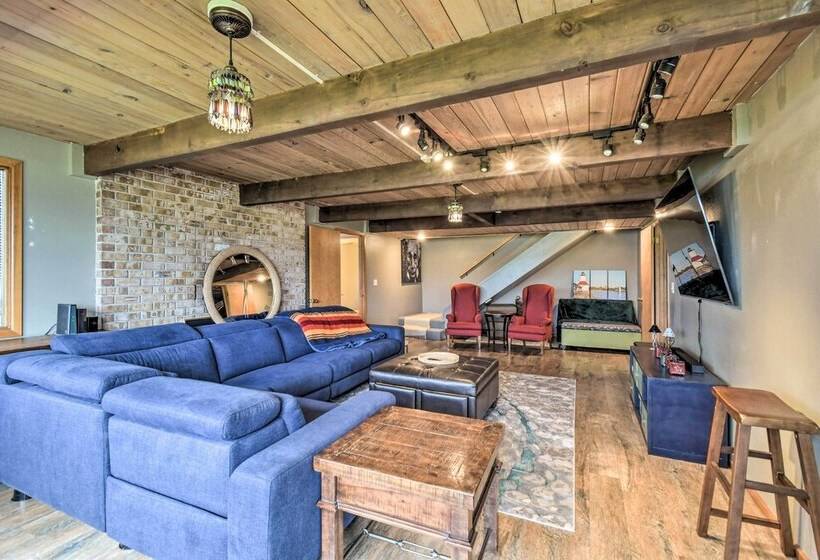 Bright & Airy Home W/ Sweeping View + Hot Tub