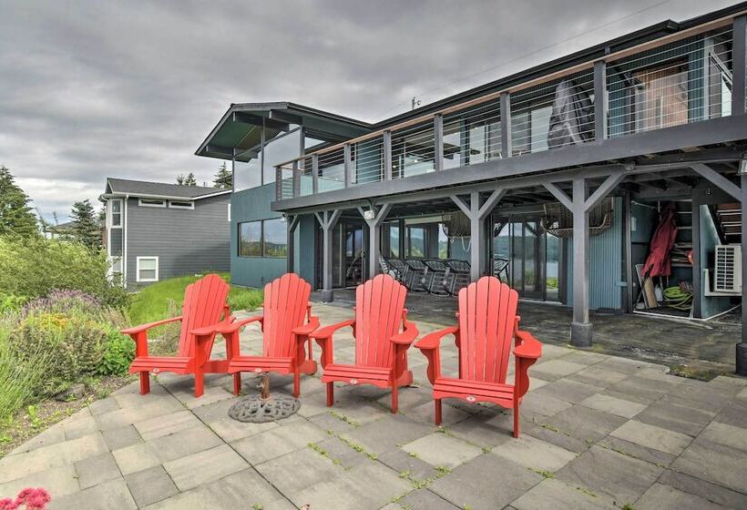 Bright & Airy Home W/ Sweeping View + Hot Tub