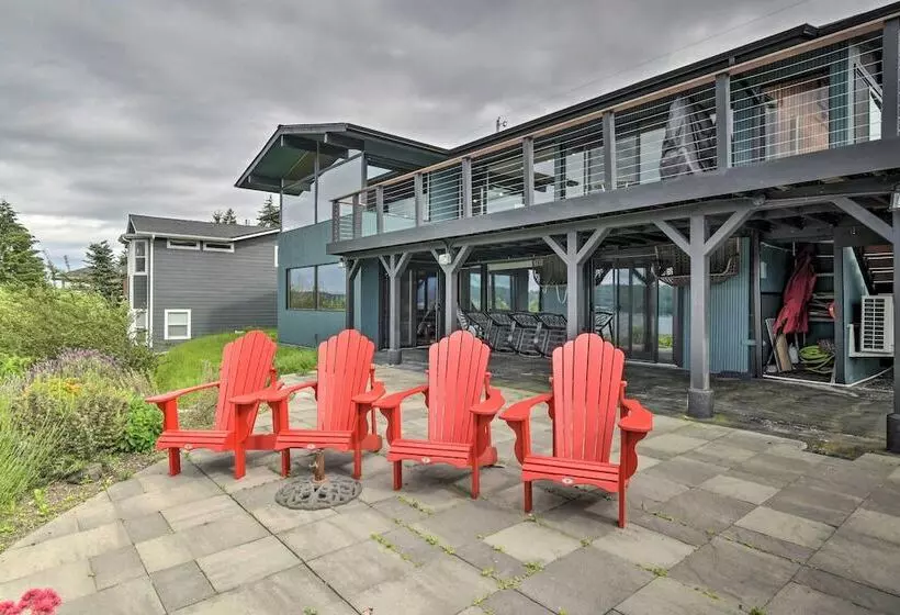 Bright & Airy Home W/ Sweeping View + Hot Tub