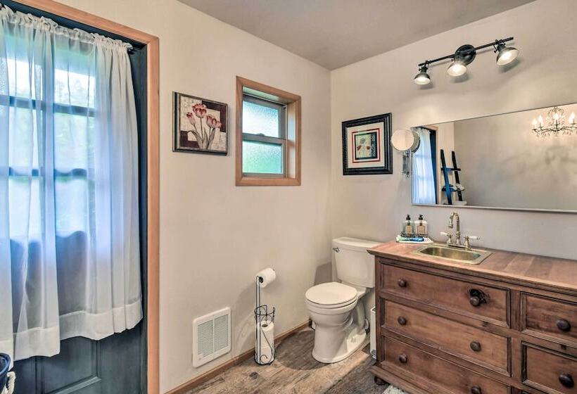 Bright & Airy Home W/ Sweeping View + Hot Tub