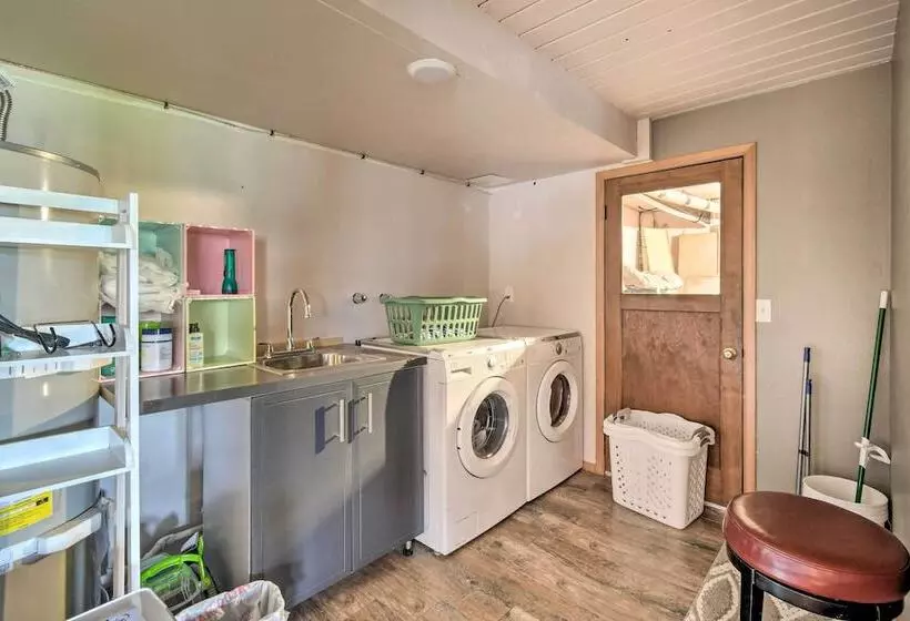 Bright & Airy Home W/ Sweeping View + Hot Tub