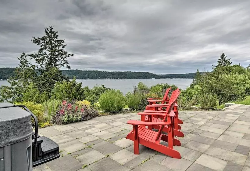 Bright & Airy Home W/ Sweeping View + Hot Tub
