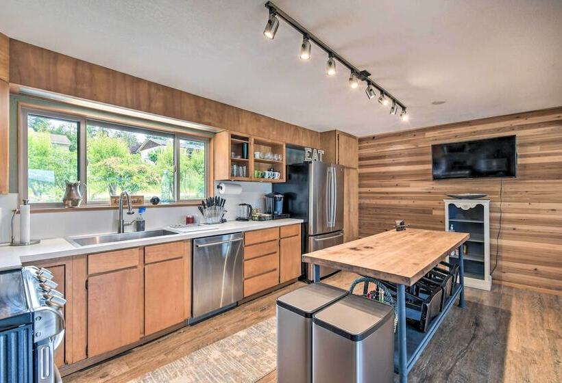 Bright & Airy Home W/ Sweeping View + Hot Tub