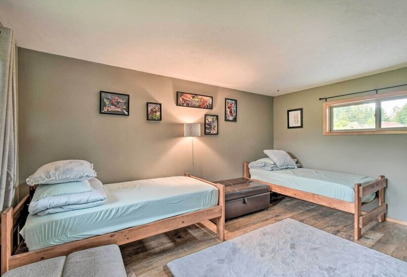 Bright & Airy Home W/ Sweeping View + Hot Tub