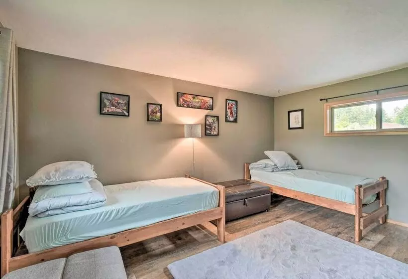 Bright & Airy Home W/ Sweeping View + Hot Tub