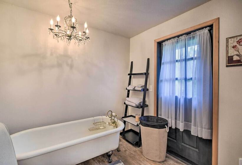 Bright & Airy Home W/ Sweeping View + Hot Tub