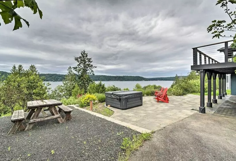 Bright & Airy Home W/ Sweeping View + Hot Tub