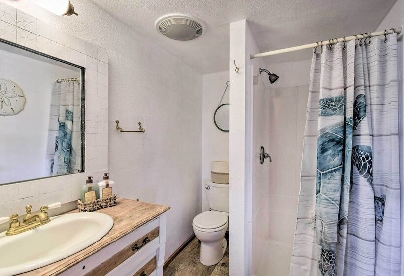 Bright & Airy Home W/ Sweeping View + Hot Tub