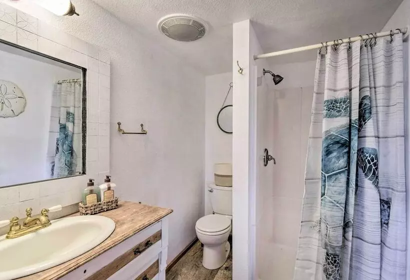 Bright & Airy Home W/ Sweeping View + Hot Tub