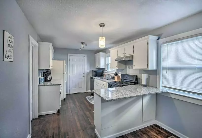 Charming Kansas City Home 3 Mi To Zoo!