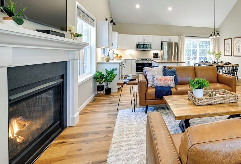 Chic Wisconsin Retreat W/ Deck, Grill & Fire Pit!