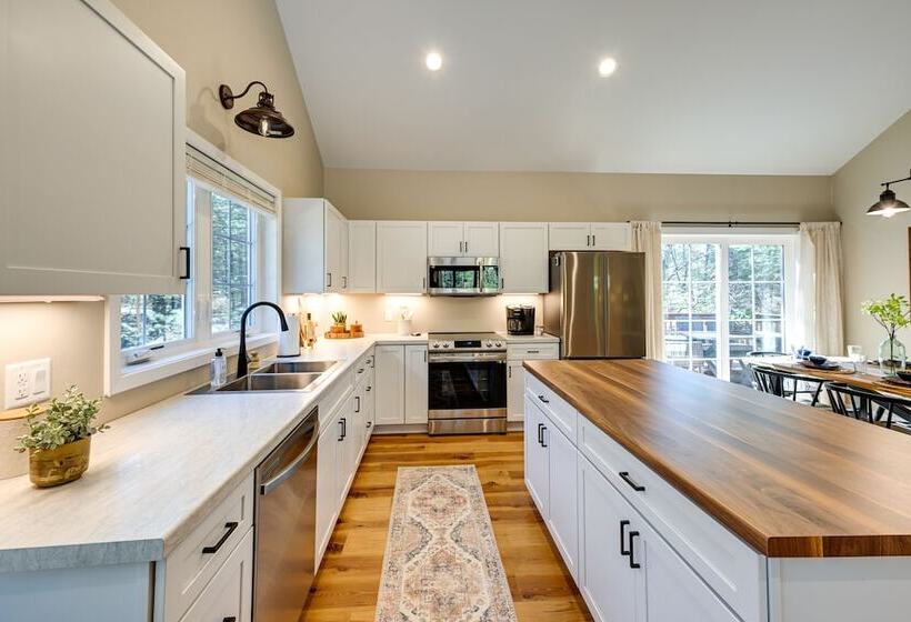 Chic Wisconsin Retreat W/ Deck, Grill & Fire Pit!