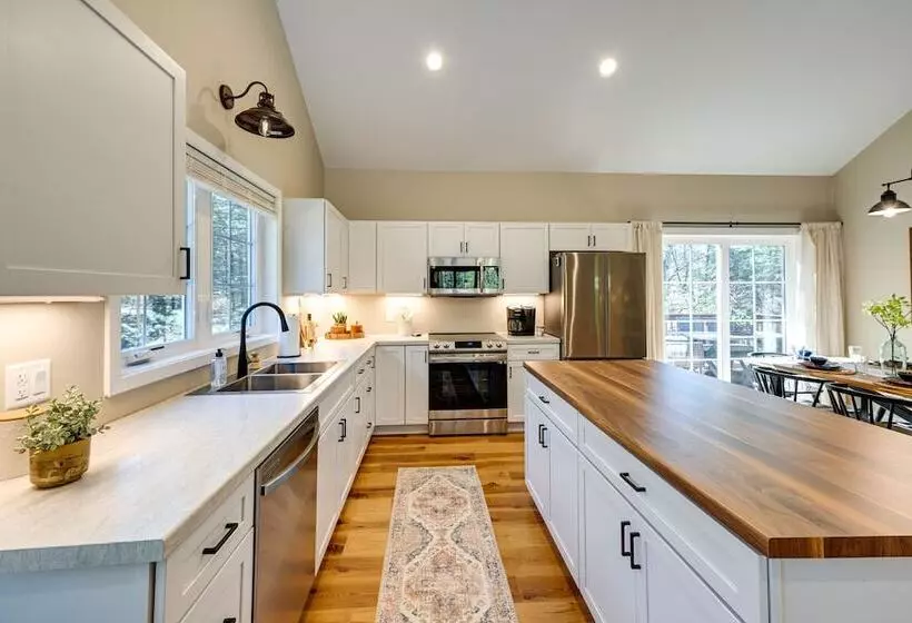 Chic Wisconsin Retreat W/ Deck, Grill & Fire Pit!