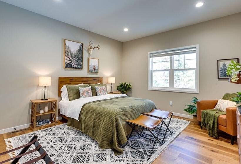 Chic Wisconsin Retreat W/ Deck, Grill & Fire Pit!