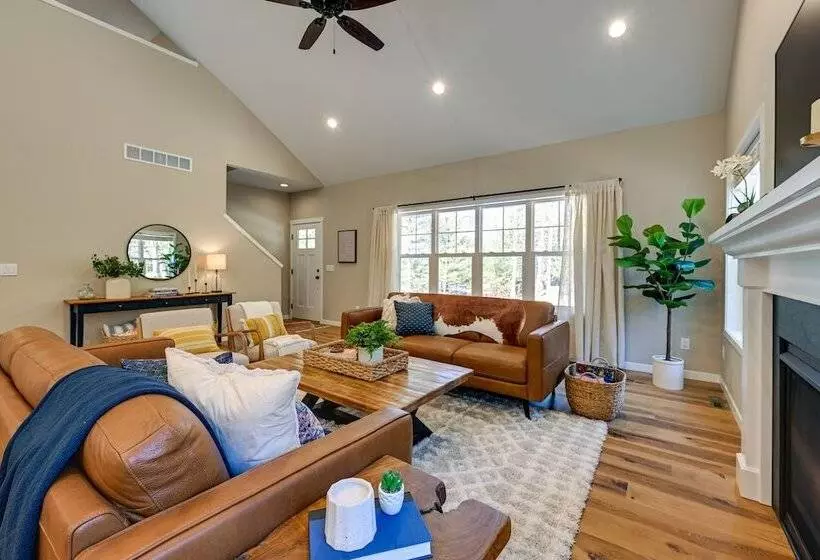 Chic Wisconsin Retreat W/ Deck, Grill & Fire Pit!