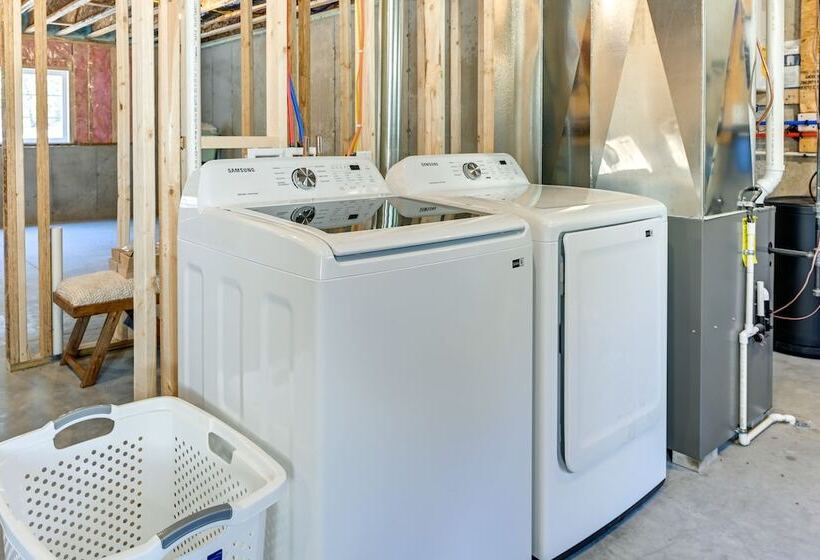 Chic Wisconsin Retreat W/ Deck, Grill & Fire Pit!