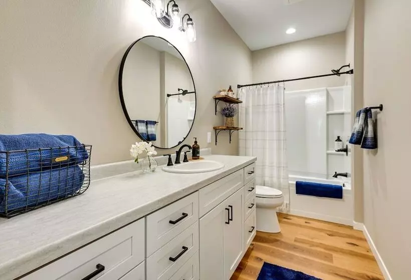 Chic Wisconsin Retreat W/ Deck, Grill & Fire Pit!