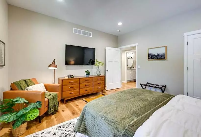 Chic Wisconsin Retreat W/ Deck, Grill & Fire Pit!