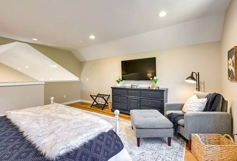 Chic Wisconsin Retreat W/ Deck, Grill & Fire Pit!