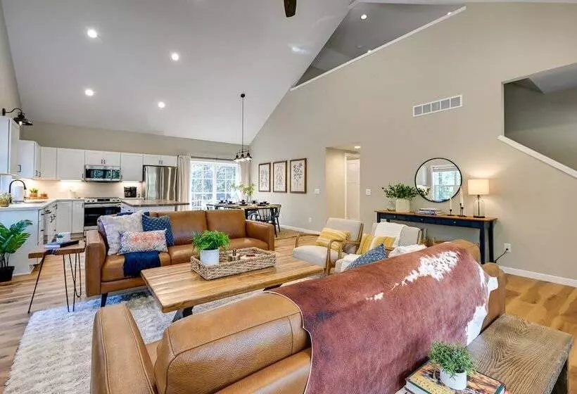 Chic Wisconsin Retreat W/ Deck, Grill & Fire Pit!