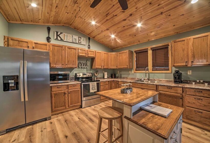 Cozy Waverly Cabin W/ Fireplace & Deck!