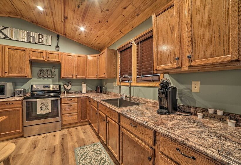 Cozy Waverly Cabin W/ Fireplace & Deck!