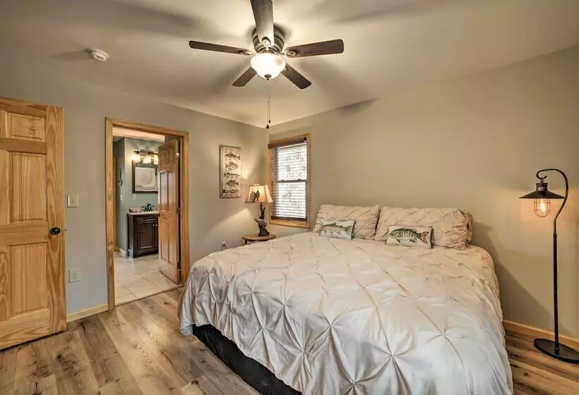 Cozy Waverly Cabin W/ Fireplace & Deck!