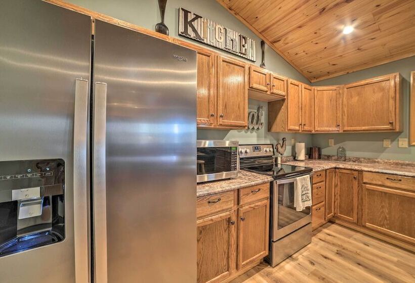 Cozy Waverly Cabin W/ Fireplace & Deck!