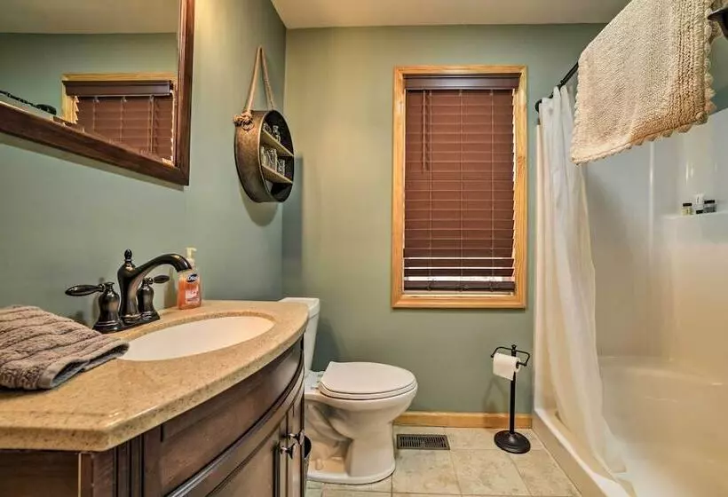 Cozy Waverly Cabin W/ Fireplace & Deck!